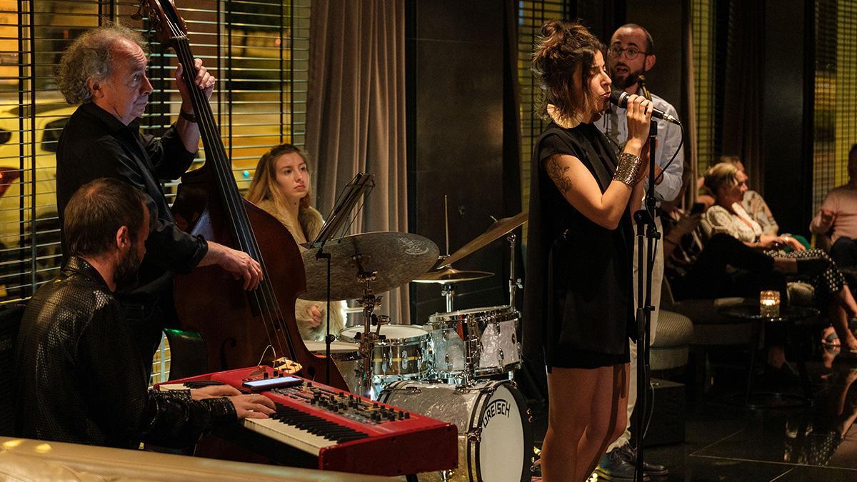 Sixty-One programa sesiones de jazz en directo y convierte el lobby bar en otro de los espacios culturales del hotel.