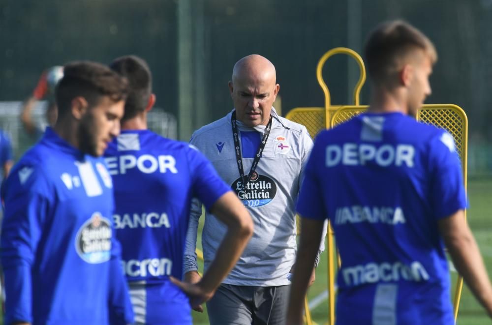 El nuevo técnico blanquiazul llega a A Coruña decidido a sacar al equipo coruñés de donde está -antepenúltimo en su categoría- y lograr el objetivo de estar entre los seis primeros clasificados.