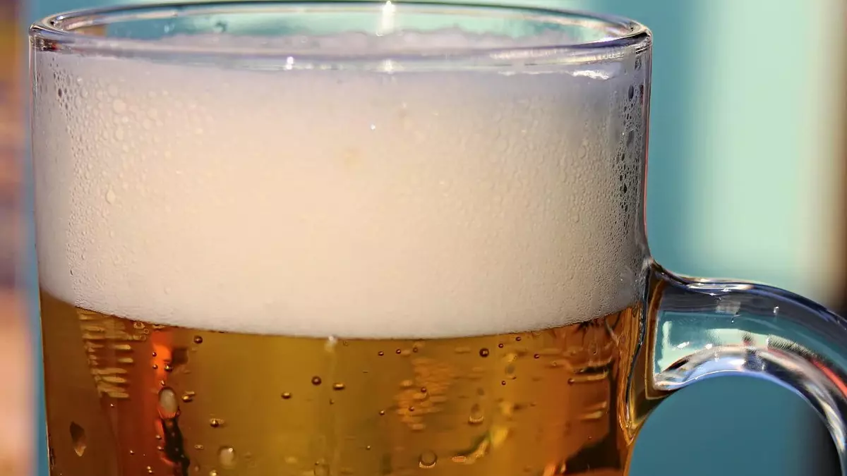 ¿Es bueno beber cerveza para hidratarse durante las olas de calor?