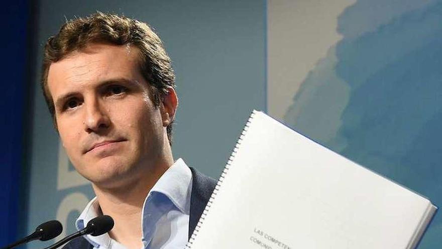 Casado, con la documentación de su máster. // Efe