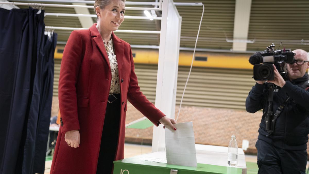 La primera ministra de Dinamarca y jefa del Partido Socialdemócrata, Mette Frederiksen, emite su voto en un colegio electoral durante las elecciones generales en Vaerloese, Dinamarca.