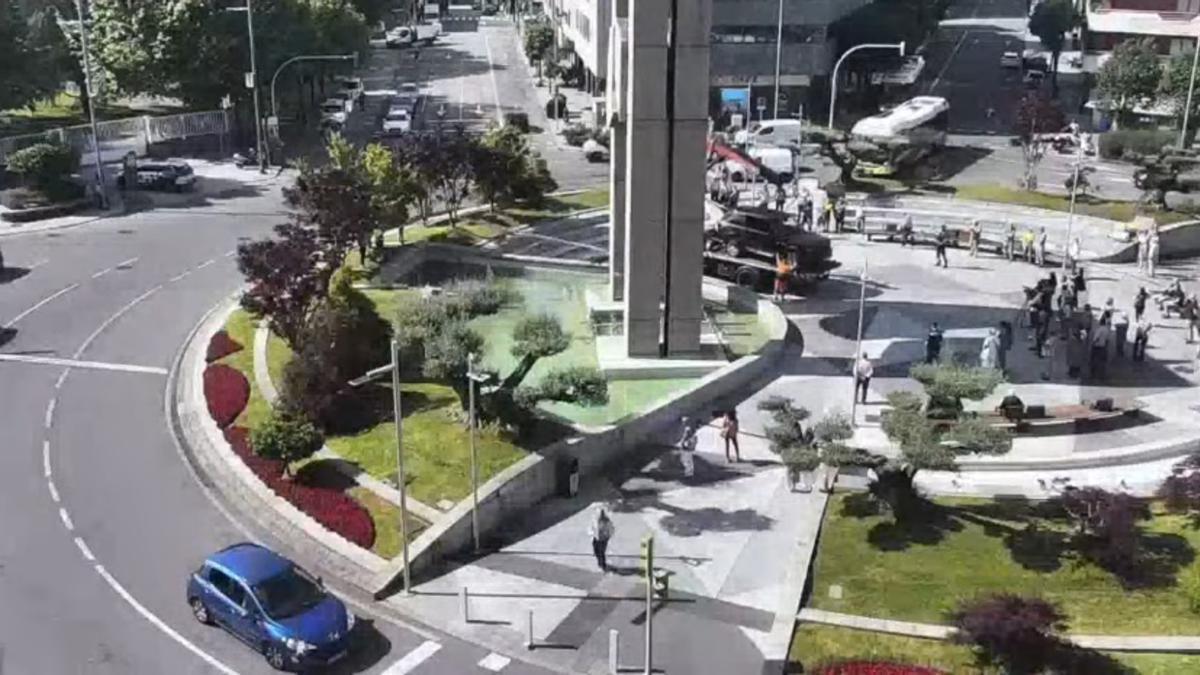 Una grúa retiró el coche del estanque de la Plaza de América de Vigo.
