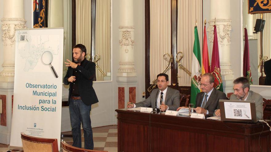 El concejal Francisco Pomares, el alcalde De la Torre y Francisco Ruiz presentaron los datos ayer.