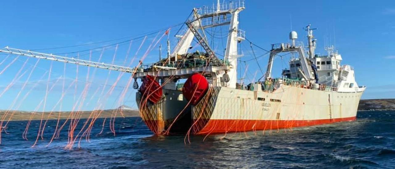 El arrastrero congelador “Igueldo”, durante trabajos de pesca en el caladero de Malvinas. |   // BEAUCHENE FISHING