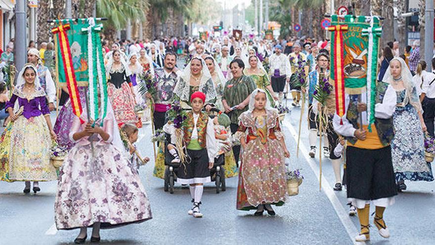 Cada año son más los vecinos sanvicenteros que participan en los actos de las Hogueras, como en la Ofrenda de Flores.