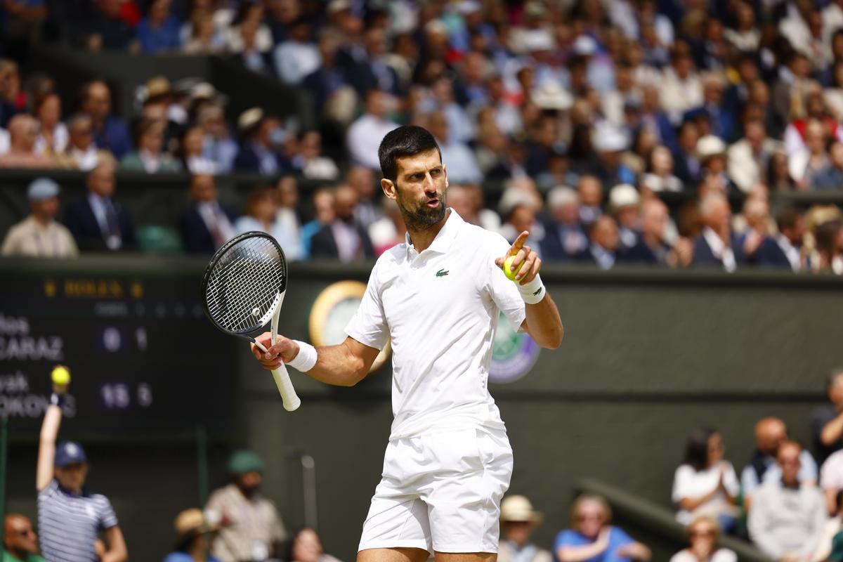 Wimbledon (United Kingdom), 16/07/2023.- Novak Djokovic of Serbia reacts during the Men’s Singles final match against Carlos Alcaraz of Spain at the Wimbledon Championships, Wimbledon, Britain, 16 July 2023. (Tenis, España, Reino Unido) EFE/EPA/TOLGA AKMEN EDITORIAL USE ONLY