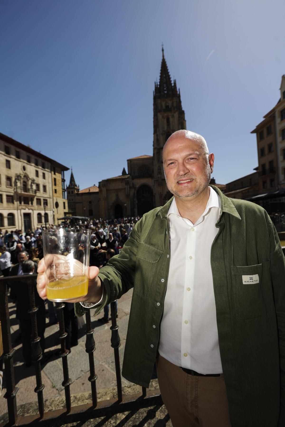 Oviedo levanta el brazo para un escanciado popular con más de un millar de personas por el Día Mundial de la Sidra, en imágenes