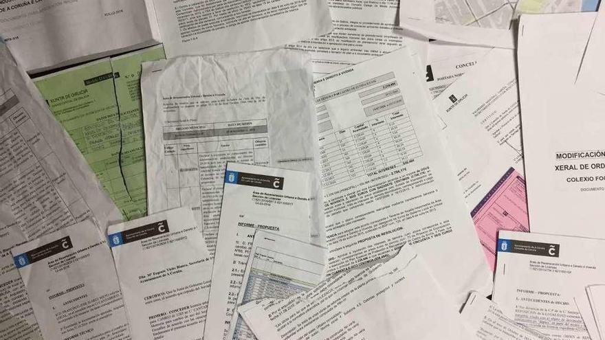 Algunos de los documentos de la Administración local encontrados en un contenedor.