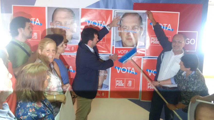 Abel Losada, en la pegada de carteles en Vigo