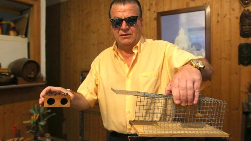 Carlos Montero, ayer en su vivienda en alquiler, con dos trampas para ratas.