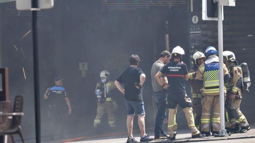 En imágenes: alarma en Oviedo por un incendio en un establecimiento hostelero de la zona del Vasco