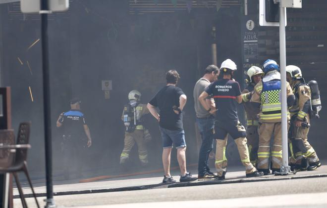 En imágenes: alarma en Oviedo por un incendio en un establecimiento hostelero de la zona del Vasco