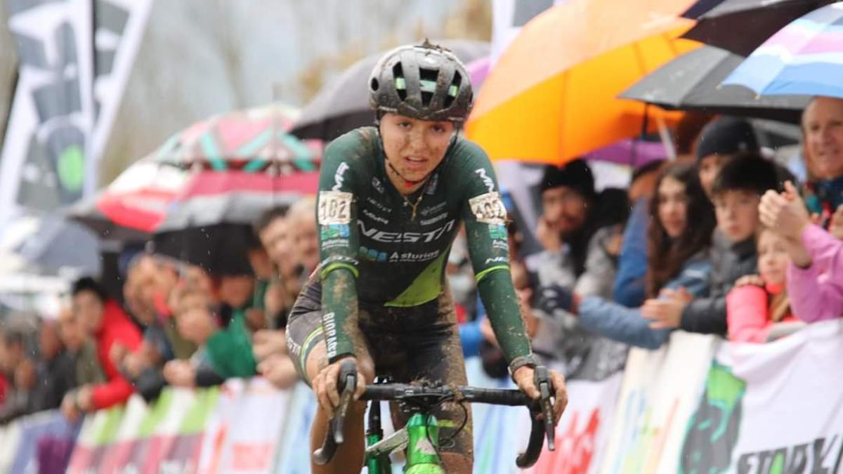 La ciclista Sofía Rodríguez, durante la prueba celebrada en Amurrio.