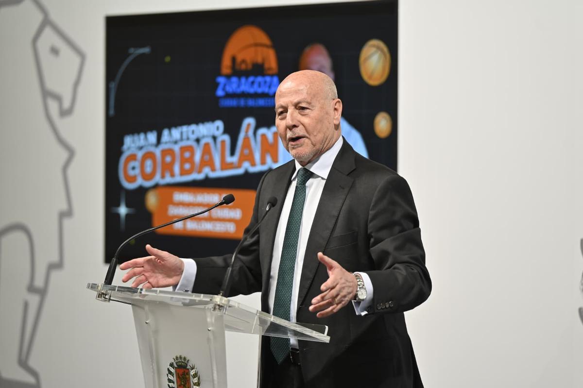 Juan Antonio Corbalán, durante el acto en el Salón de Recepciones del Ayuntamiento de Zaragoza.