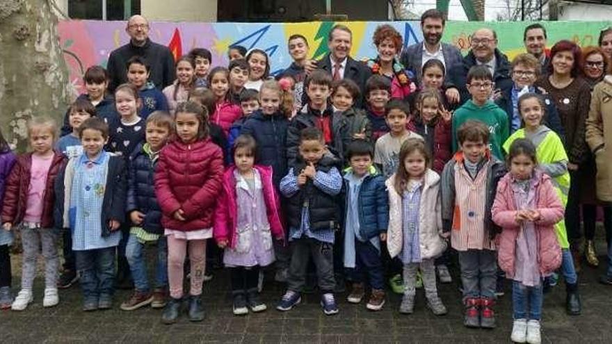 Caballero, Gómez y Pérez Ares junto a los alumnos y profesosaro del CEIP O Pombal. // FdV