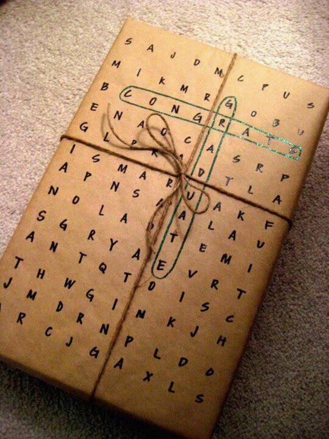 Paquete regalo con papel de sopa de letras
