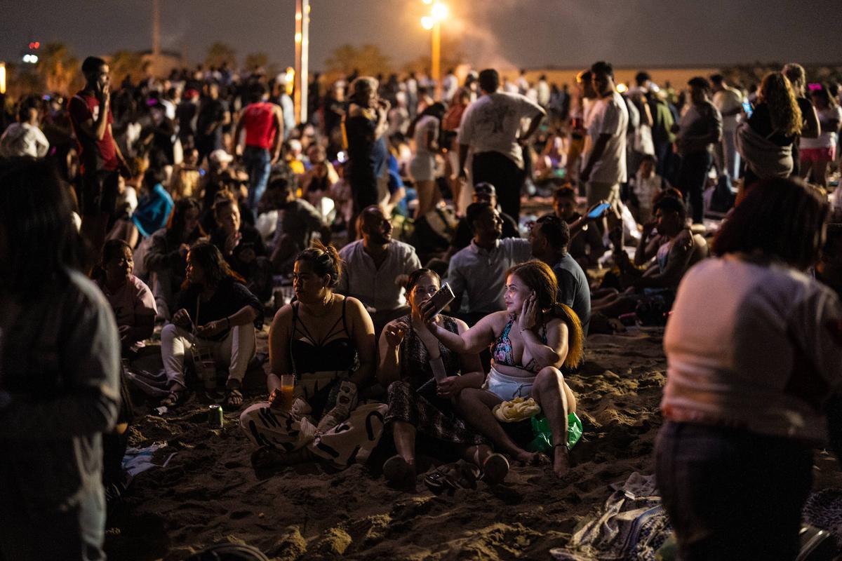 BARCELONA 23/06/2024 Barcelona. Playa de la Barceloneta en la noche de Sant Joan. FOTO de ZOWY VOETEN