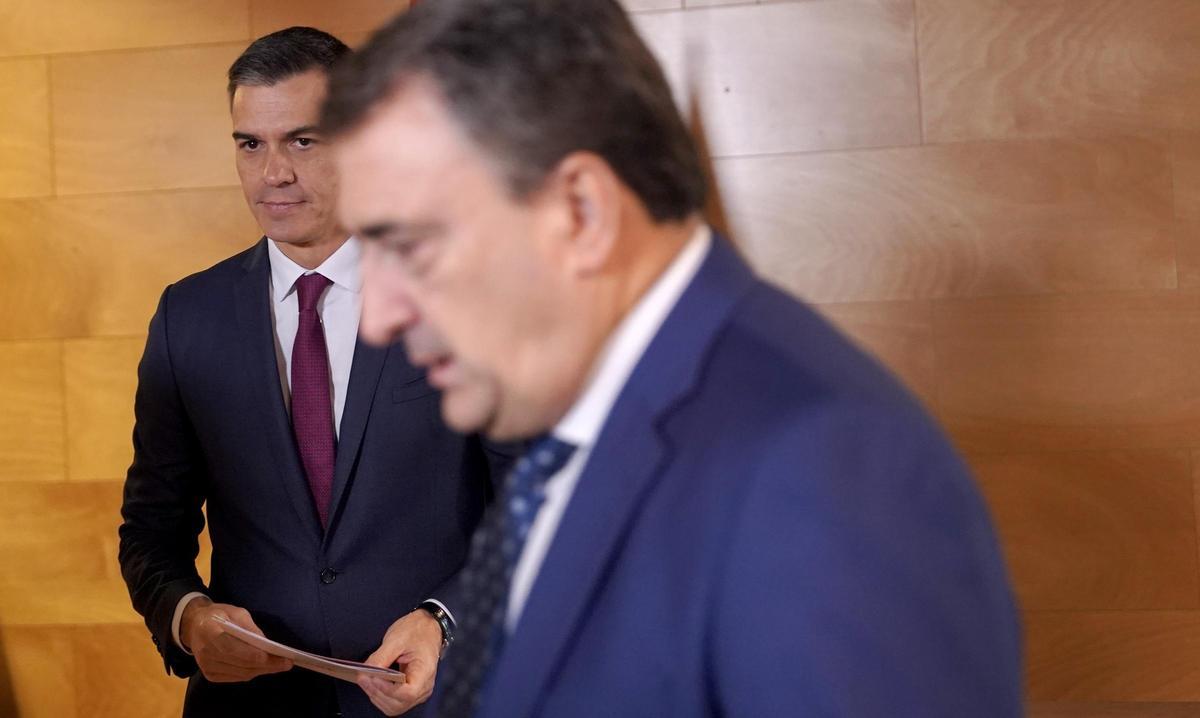 Pedro Sánchez (PSOE) y Andoni Ortuzar (PNV) firman el acuerdo para la investidura en el Congreso de los Diputados