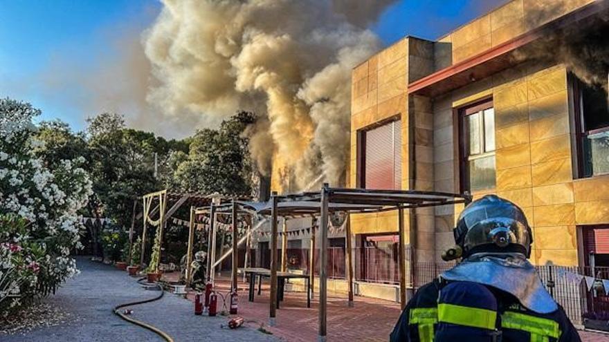 Un fallecido y siete intoxicados leves en un incendio en una residencia de Torrelodones, en Madrid