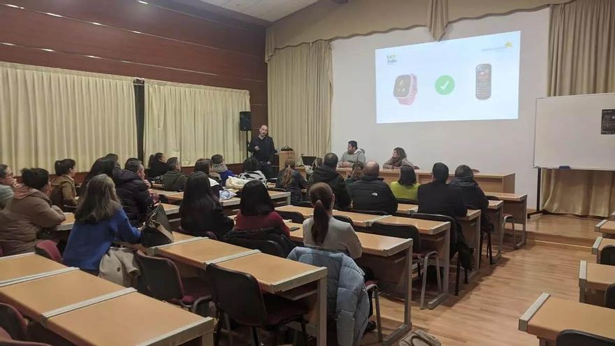 Padres de un colegio gallego pactan retrasar la compra de móvil a sus hijos