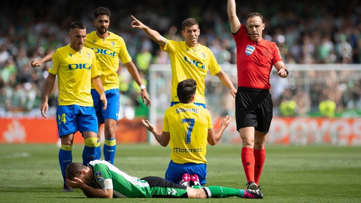 Canales, justo en el momento de ver la roja