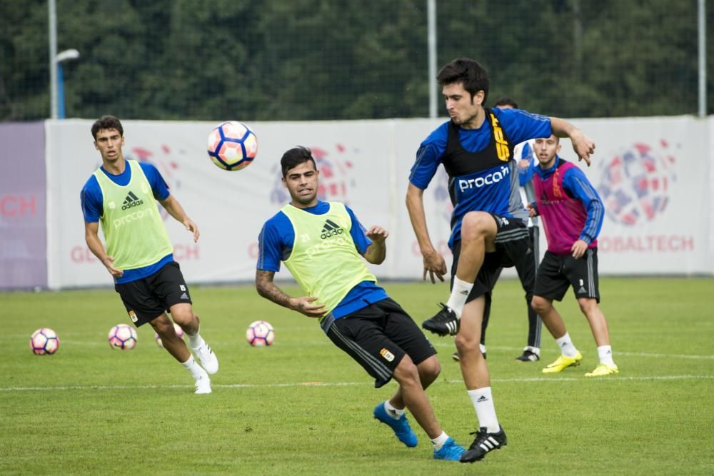 Entrenamiento del Real Oviedo con la visita del boxeador Aitor Nieto