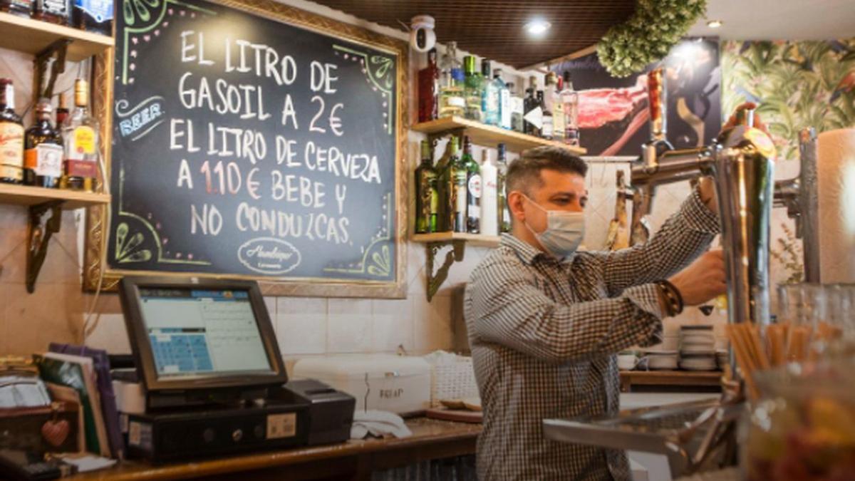 IMAGEN VIRAL | El aplaudido mensaje sobre el precio de la gasolina escrito  en la pizarra de un bar de Alicante