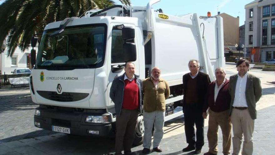 El alcalde de A Laracha durante la presentación de un nuevo camión de basura.