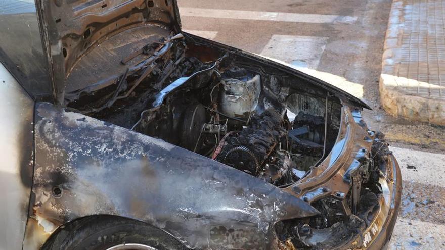 Arden dos coches en Son Servera y uno en la autopista del aeropuerto