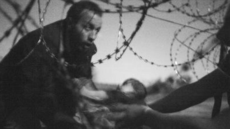 La foto d&#039;un nadó refugiat a la frontera entre Sèrbia i Hongria guanya el World Press Photo