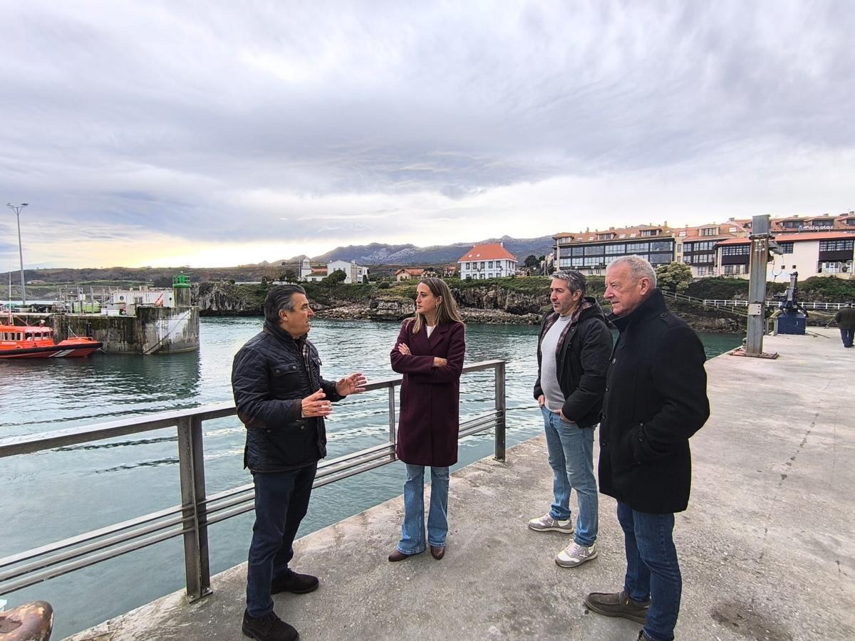 Cristina Vega y Juan Carlos Armas en el Puerto de Llanes