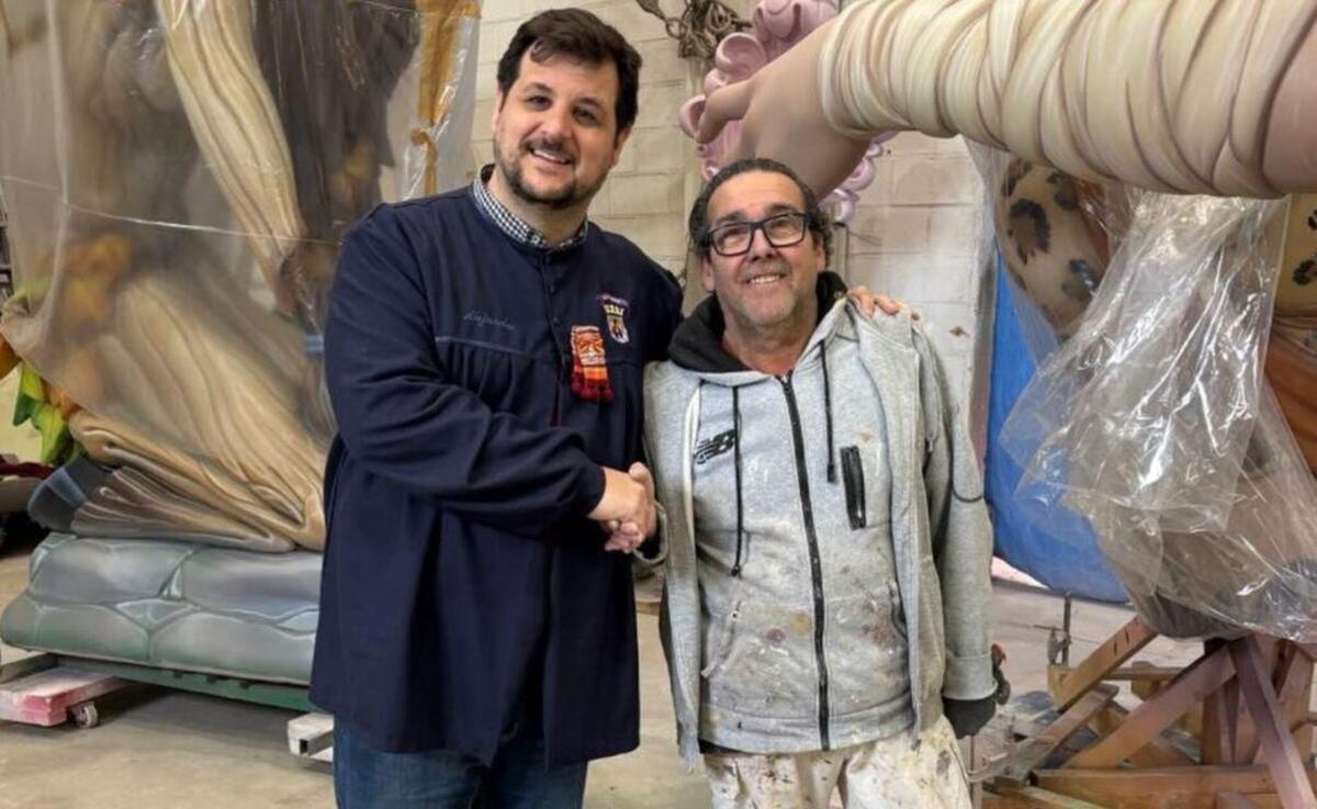 El presidente de Vilanova, Alejandro Bañuls, y el artista José Sanchis