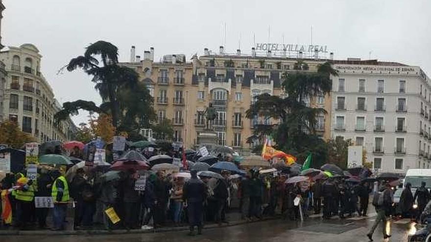 Protesta de policías jubilados ayer a las puertas del Congreso.