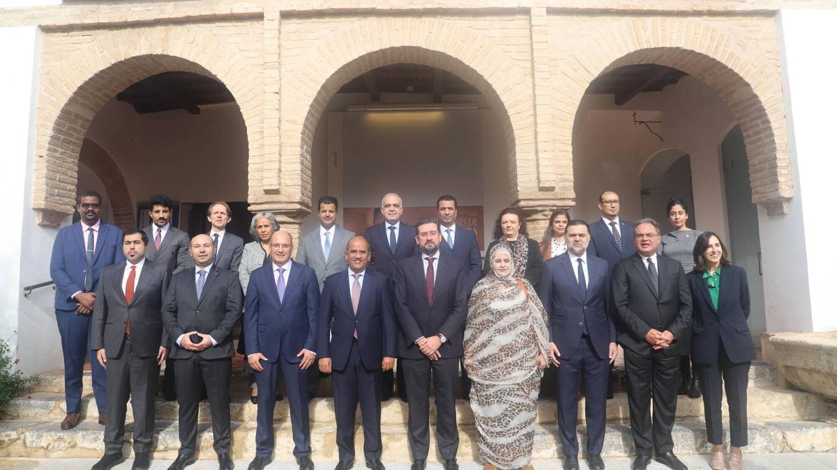 Foto de familia de los embajadores en la Casa Árabe.