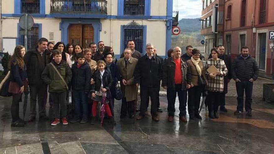 Aurelio Cuesta, Lelo, en el centro de la imagen, con familiares y asistentes al acto.