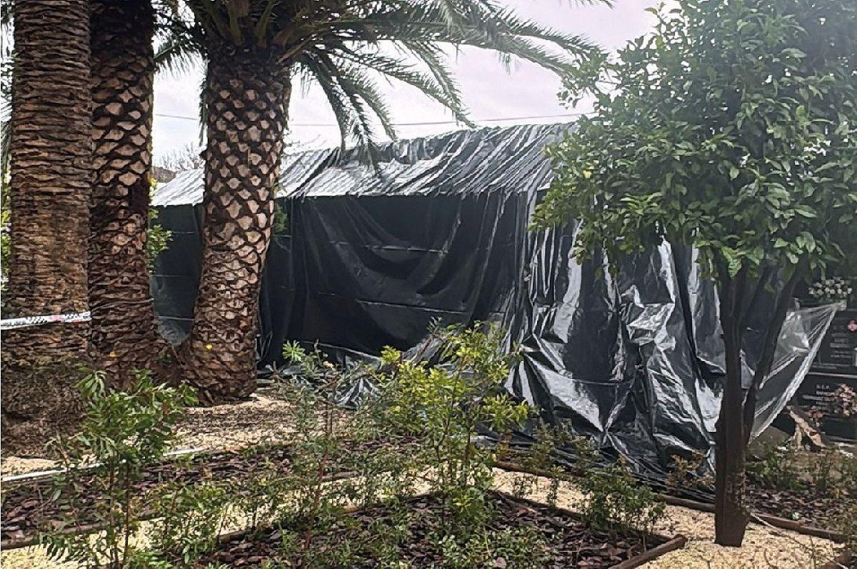 Un plástico oscuro protege la zona afectada por el derrumbe.