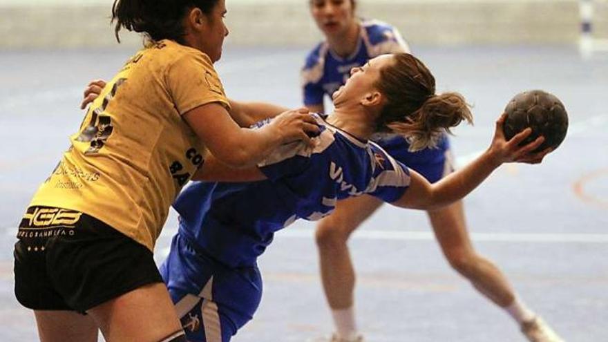 Una jugadora del San Adrián defiende a la pivote del Oviedo Femenino Vicky, con Sara detrás.