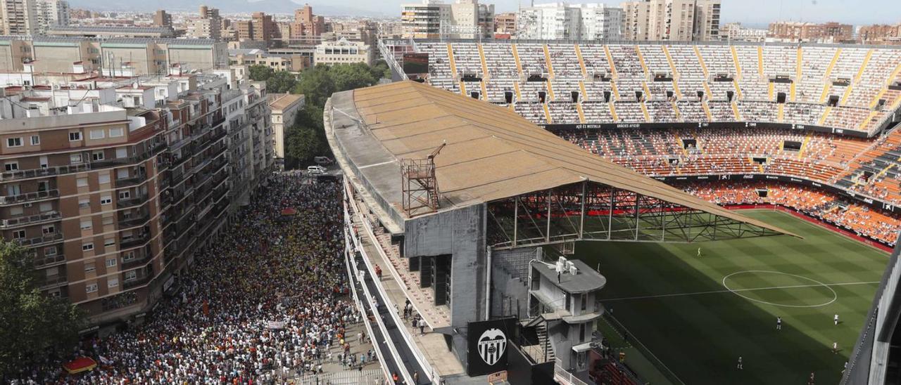 El campo del Mestalla en la última jornada de liga, con la protesta de la afición contra Lim.  | J. M. LÓPEZ