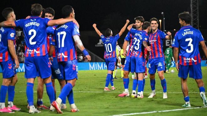 Las claves del resurgir en el Eldense: los puñales de Calleja, la irrupción de Guirao y el gol recuperado