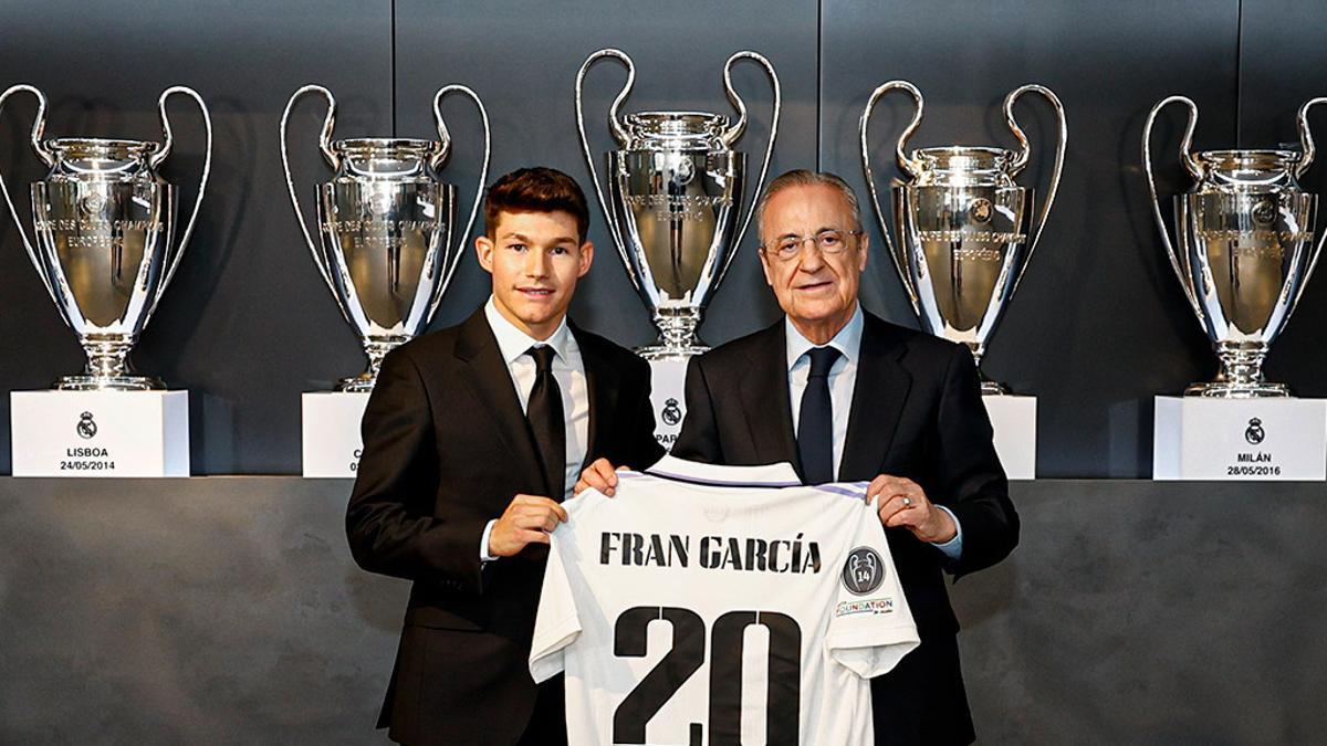 Fran García y Florentino Pérez, durante la presentación del jugador del Real Madrid.