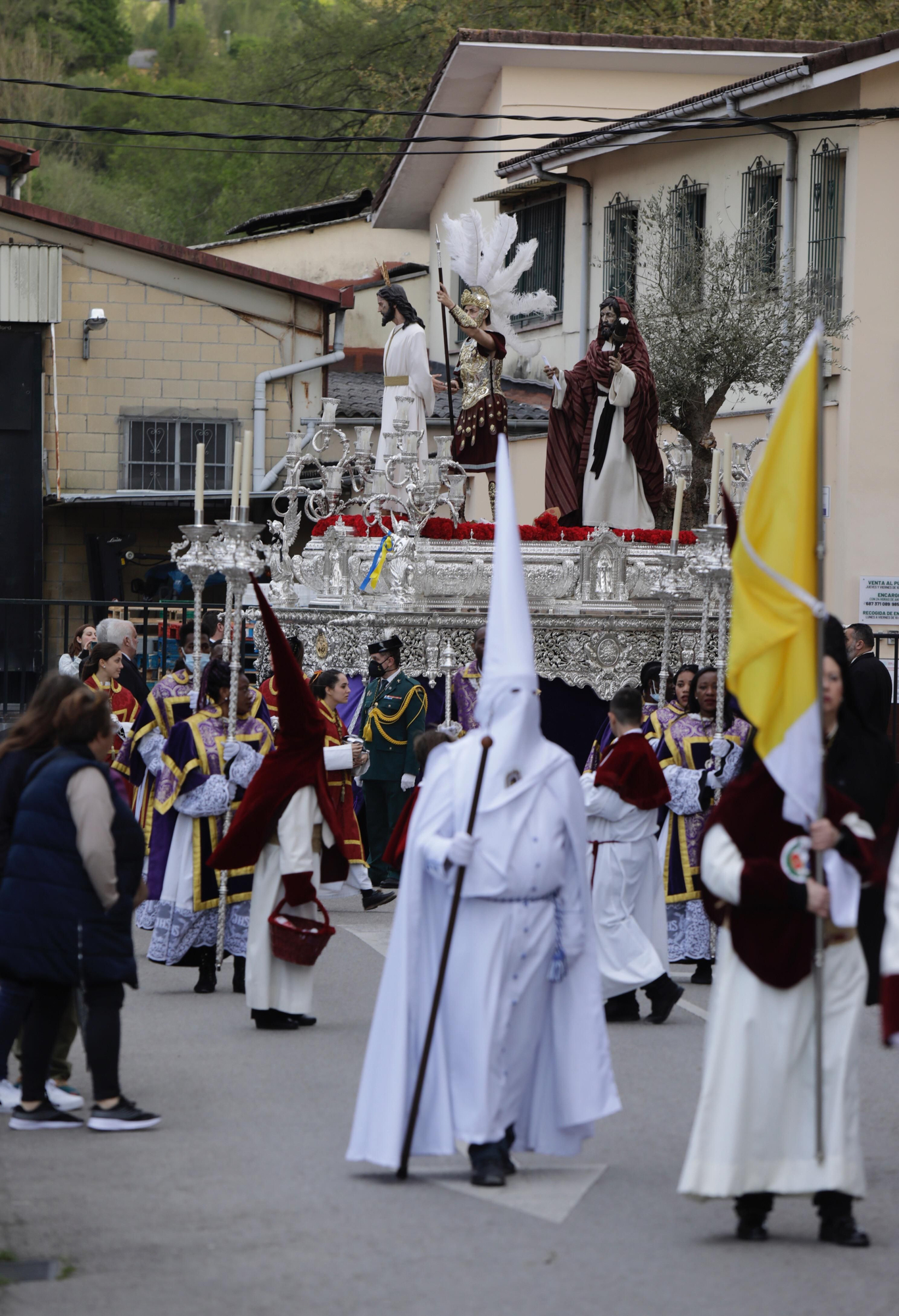 Los Estudiantes llevan al Señor de la Sentencia desde el cielo al Paraíso