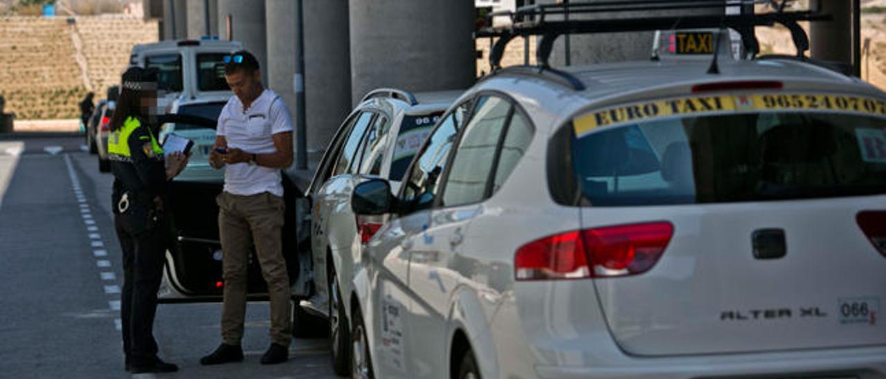 Uno de los controles realizados por la Policía Local en el Aeropuerto.