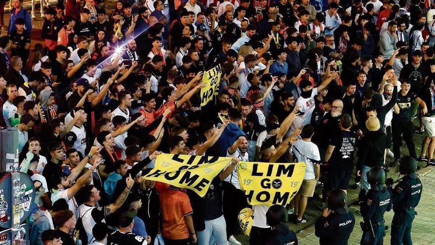 Manifestantes del Valencia contra Peter Lim