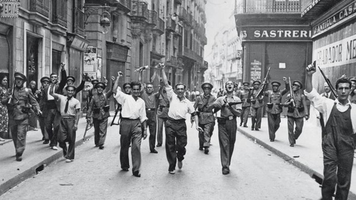 Escena en la calle Ample, el 20 de julio de 1936, en el archivo Pérez de Rozas.