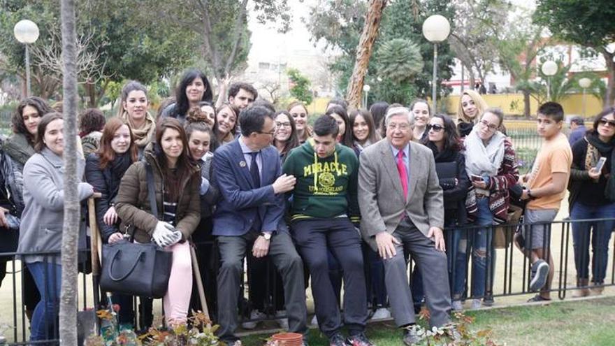 Plantan el Árbol de la Vida por el Día Contra el Cáncer