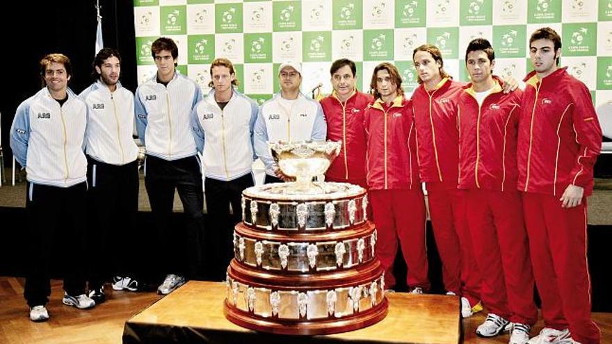Jugadores y capitanes de ambos equipos posan tras el sorteo con el trofeo de la Copa Davis.