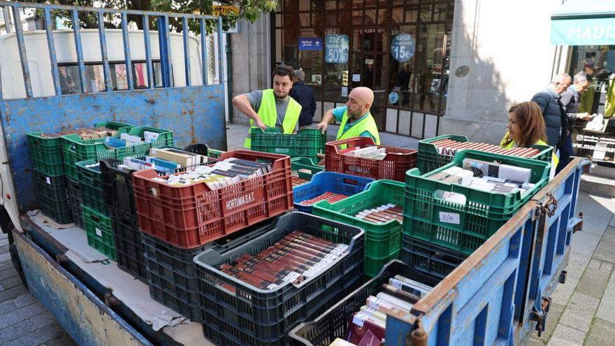 Los libros se trasladan en cajas de plástico a bordo de una camioneta.