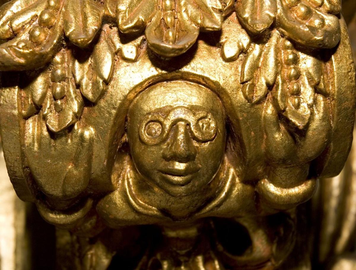 Uno de los ángeles con gafas escondido en el retablo interior de la Iglesia de Santa María Salomé