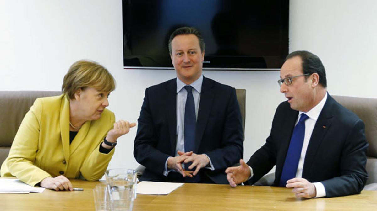Angela Merkel amb David Cameron i François Hollande durant la cimera.