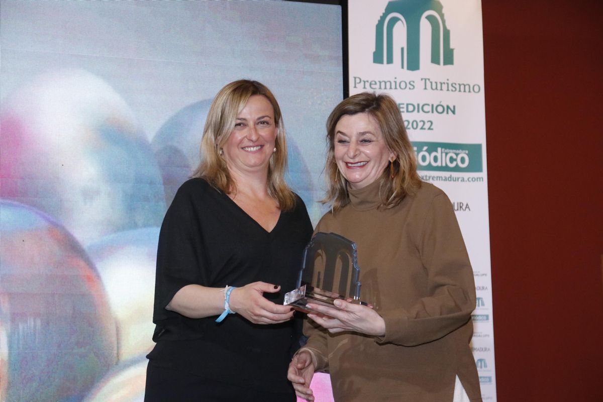 Blanca Martín, presidenta de la Asamblea de Extremadura, y María Jesús Ávila, coordinadora de la Fundación Helga de Alvear.